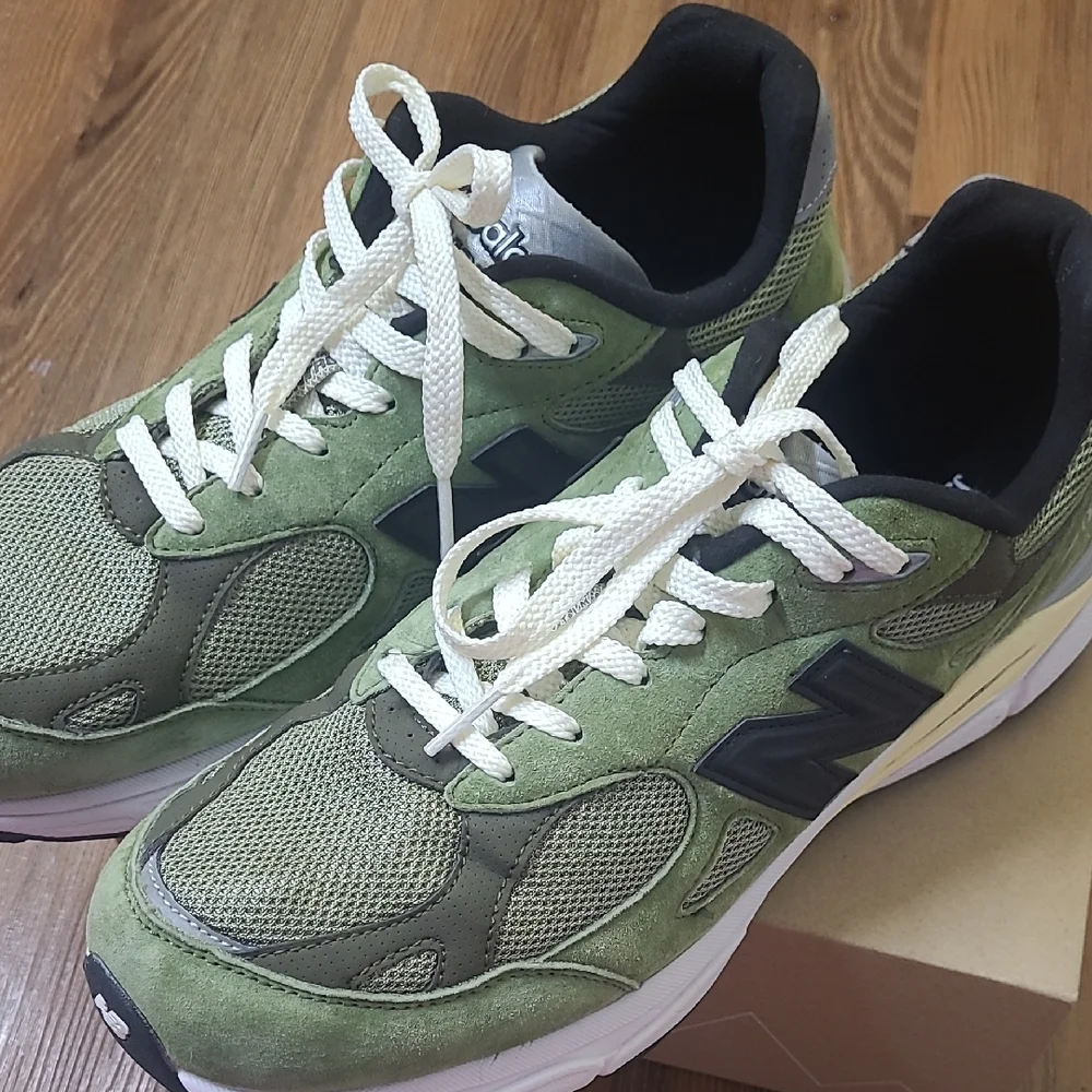 New Balance Men's Olive and‎ Black Sneakers